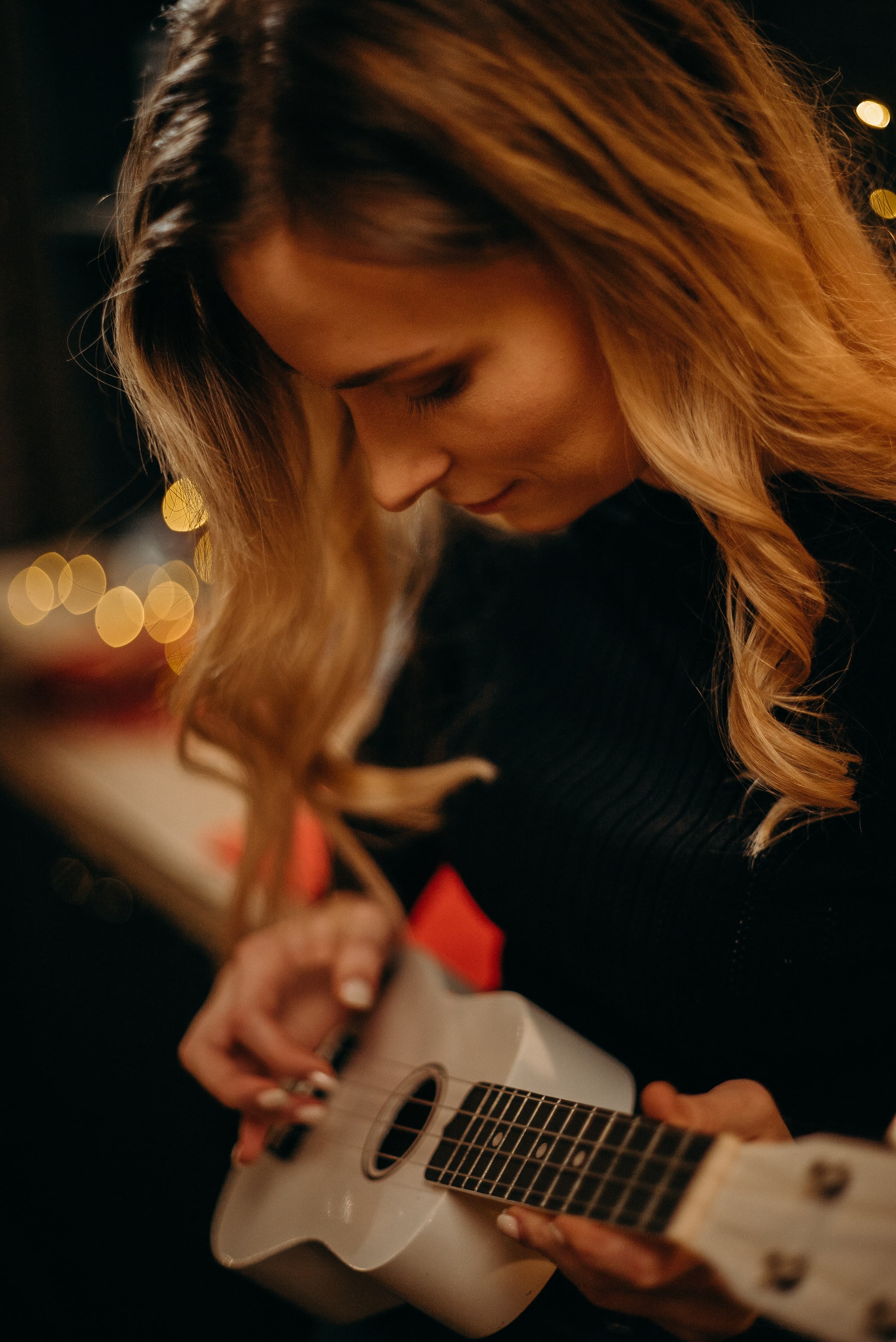 https://funkey.be/wp-content/uploads/2021/04/close-up-photo-of-woman-playing-ukulele-3171714.jpg