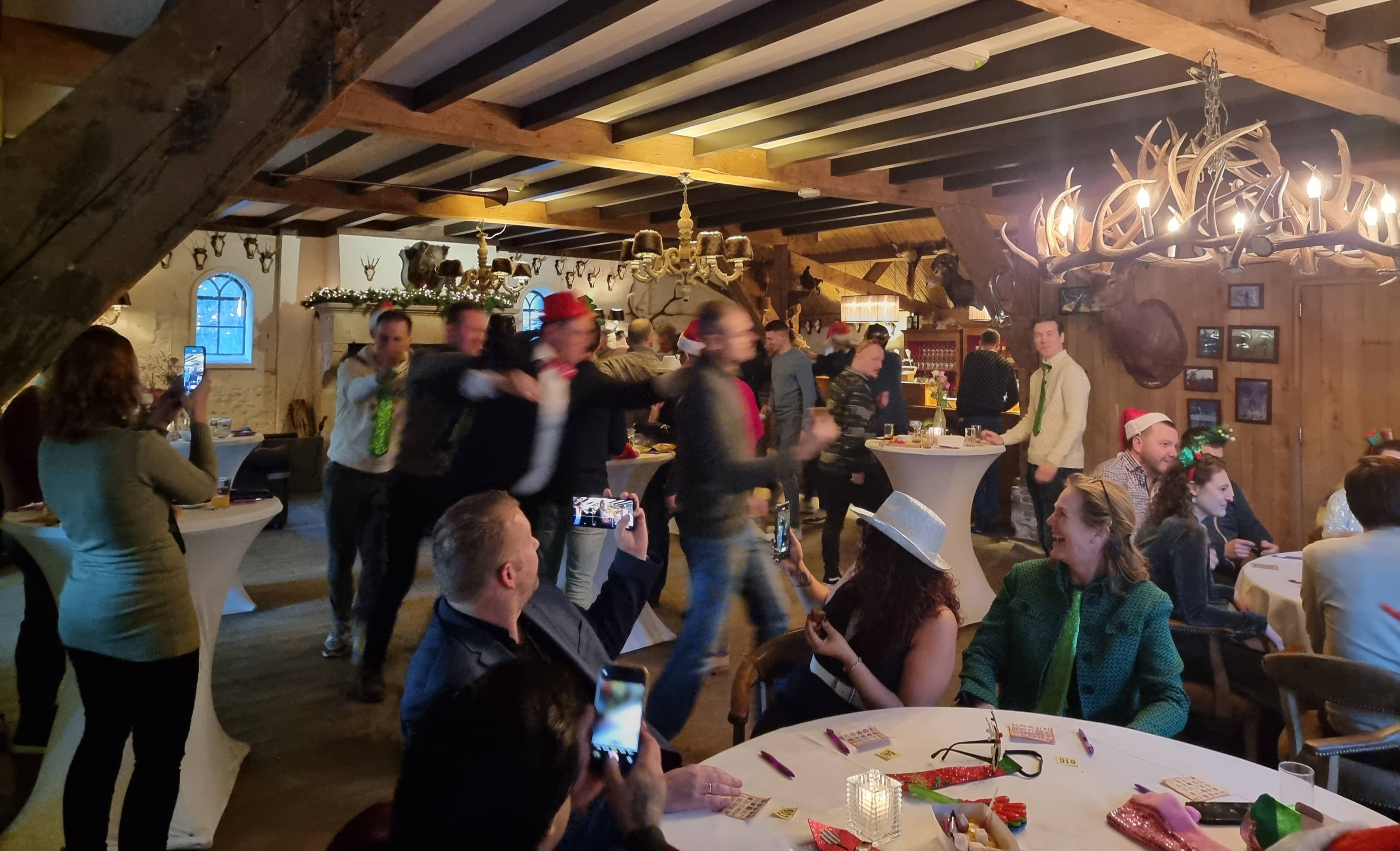 https://funkey.be/wp-content/uploads/2023/02/foute-kerst-bingo-op-locatie-bedrijfsuitjequiz.nl_.jpg