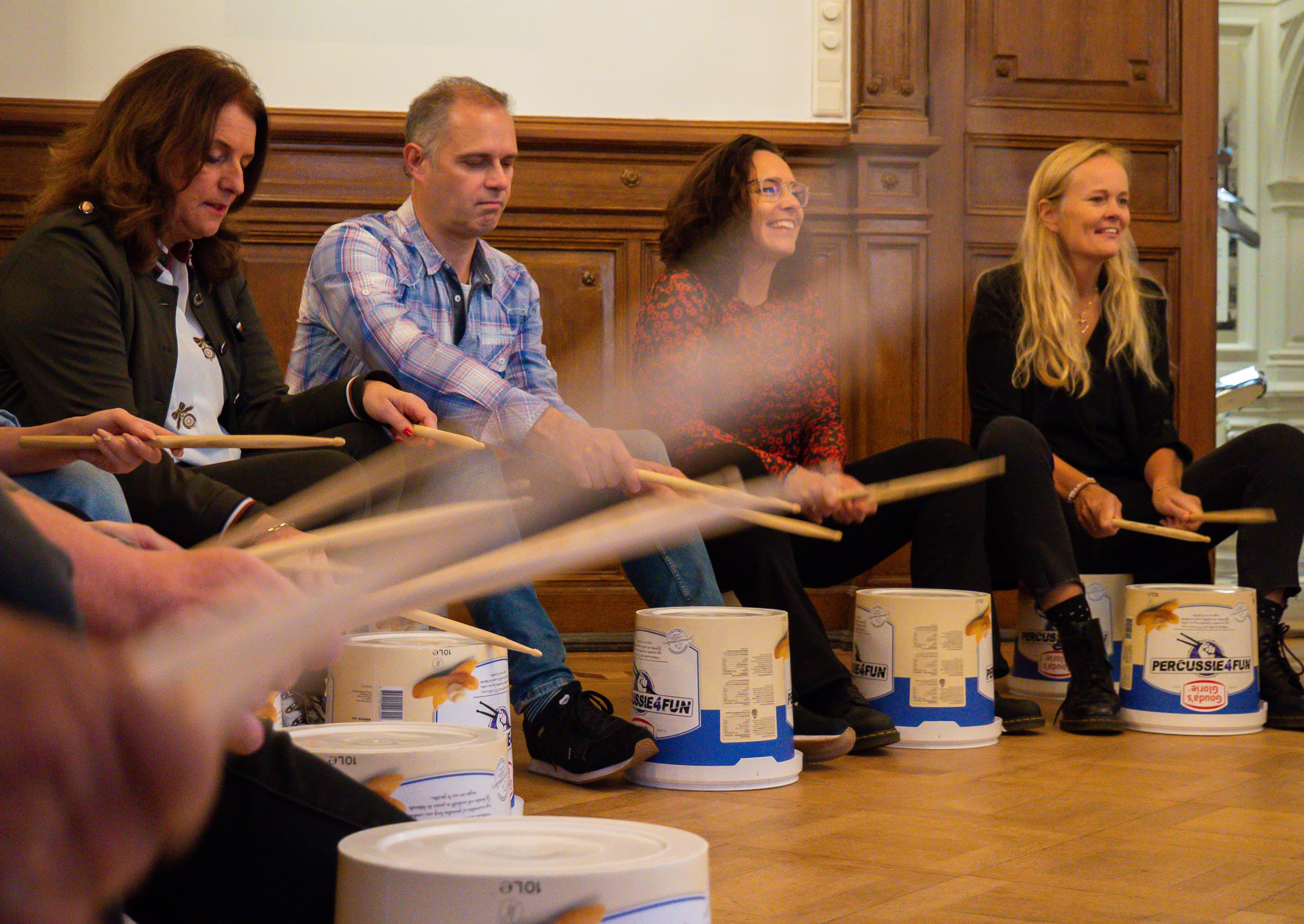 Bucket Drum Workshop Drummen op emmers met leuke muziek groove