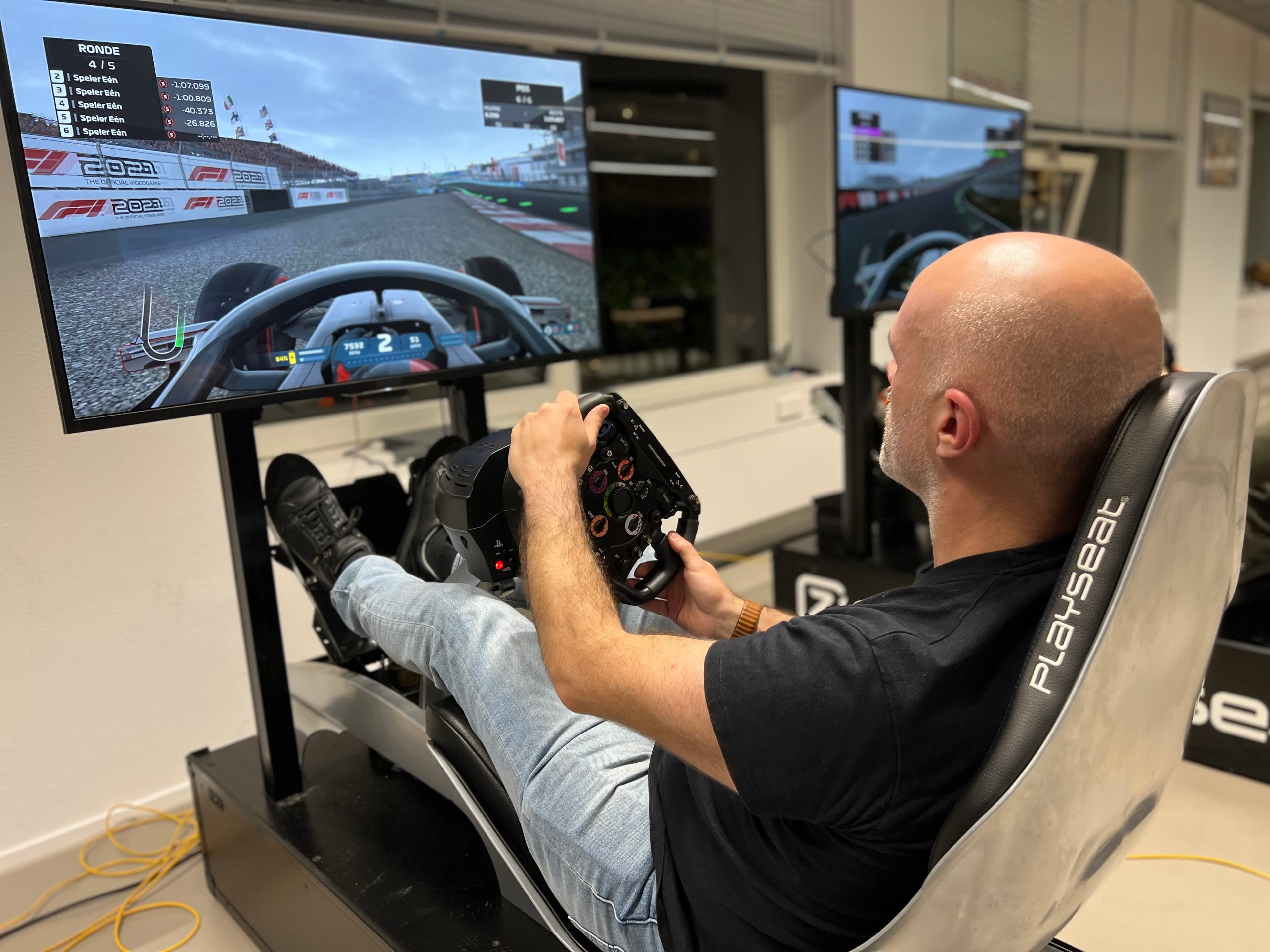 https://funkey.be/wp-content/uploads/2023/11/F1-Formule-1-race-simulator-man-aan-het-racen.jpeg
