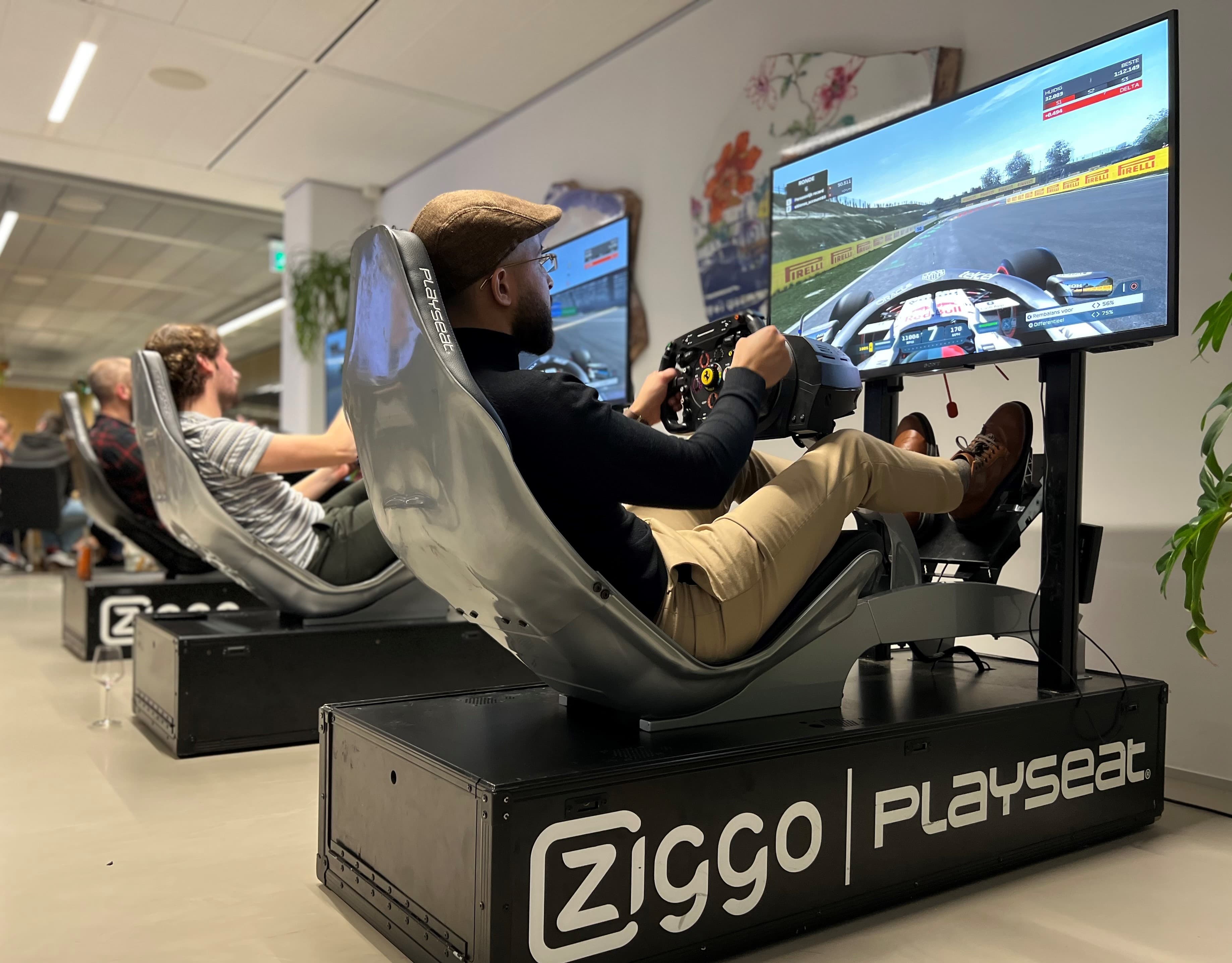 https://funkey.be/wp-content/uploads/2023/11/F1-formule-1-race-simulator-man-met-pet.jpeg