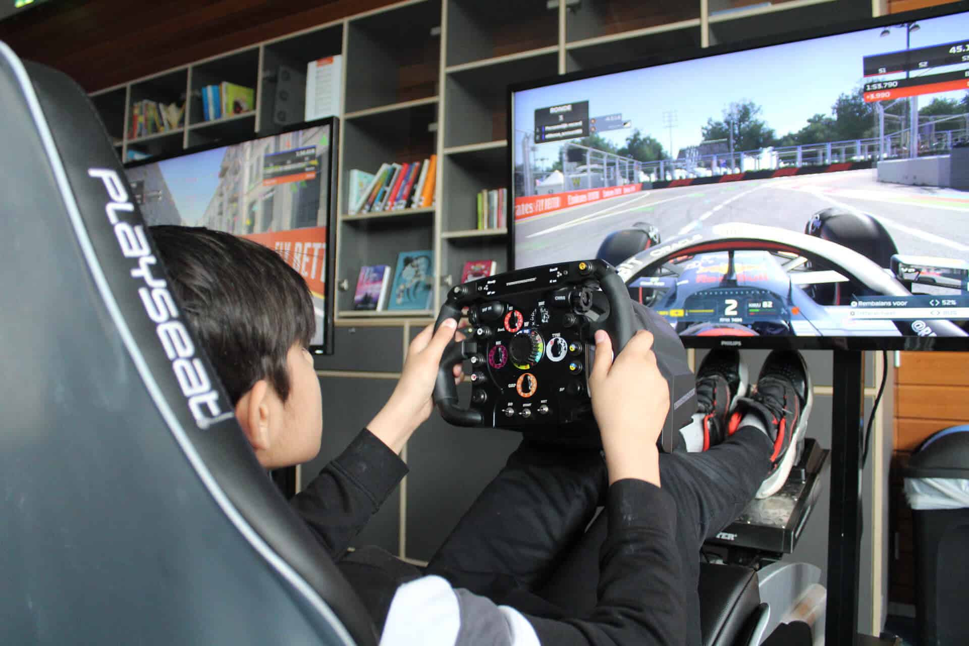 https://funkey.be/wp-content/uploads/2023/11/Formule-1-F1-racen-jongen-school.jpeg