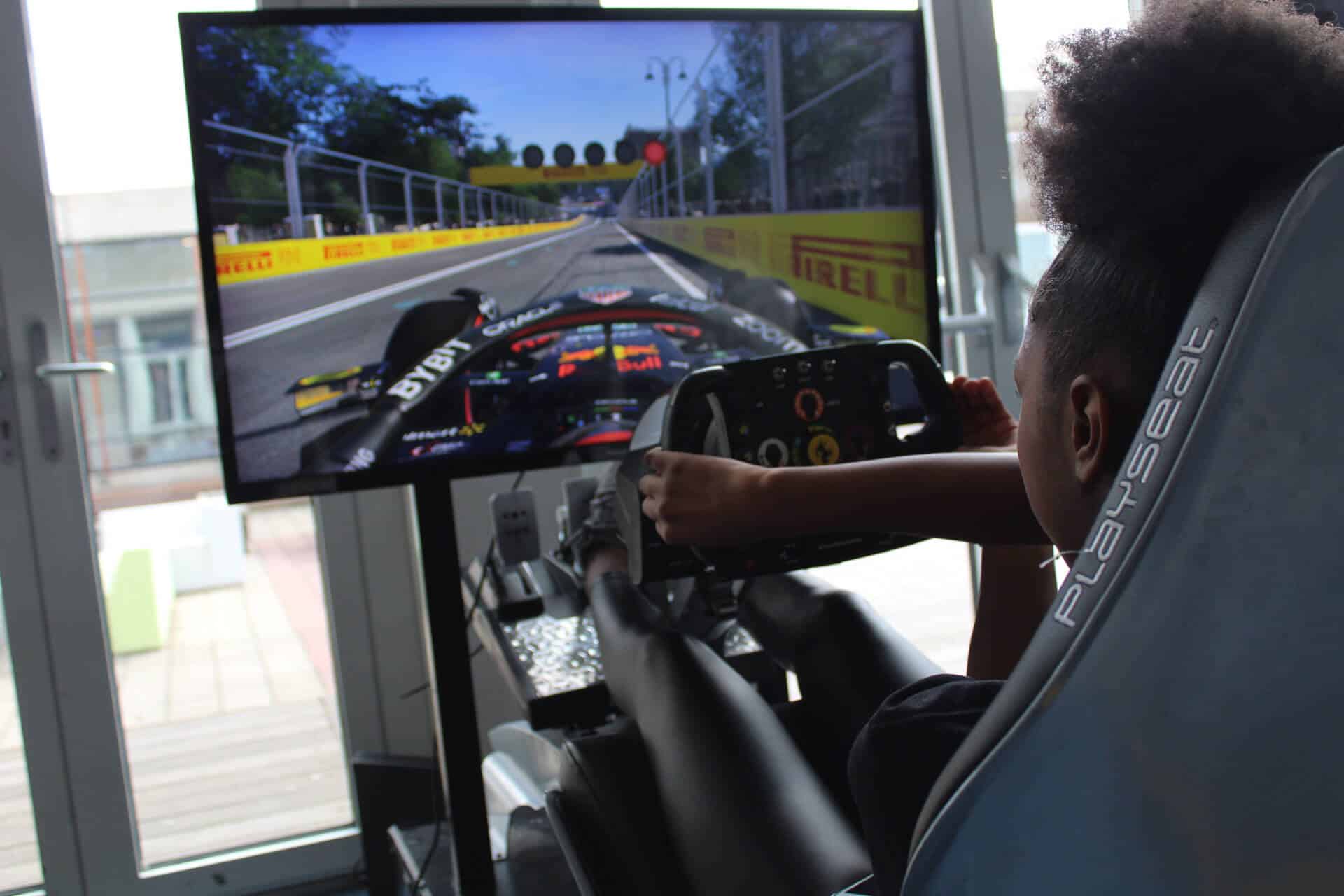 https://funkey.be/wp-content/uploads/2023/11/Formule-1-F1-racen-meisje.jpeg