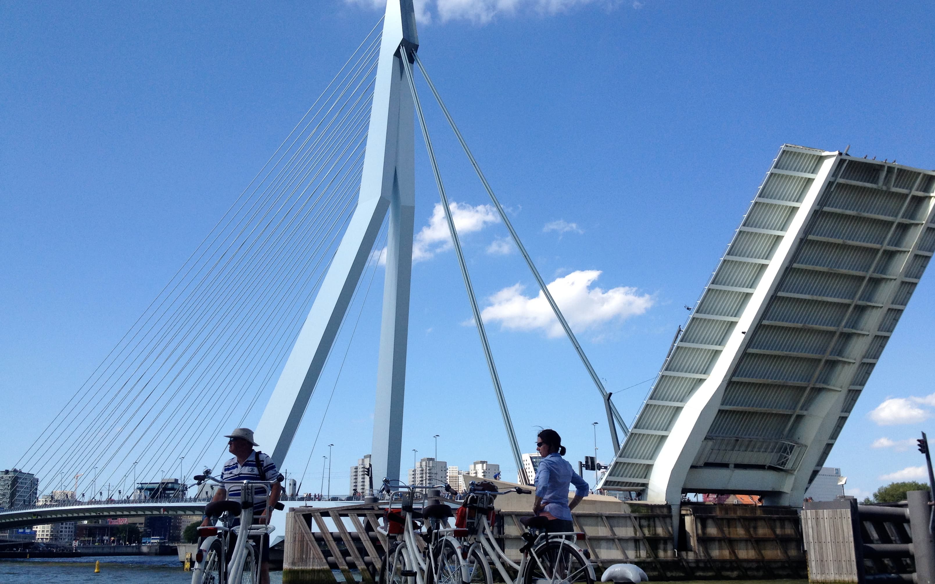 https://funkey.be/wp-content/uploads/2023/12/Erasmusbrug-rotterdam_Inside_Rotterdam.jpg