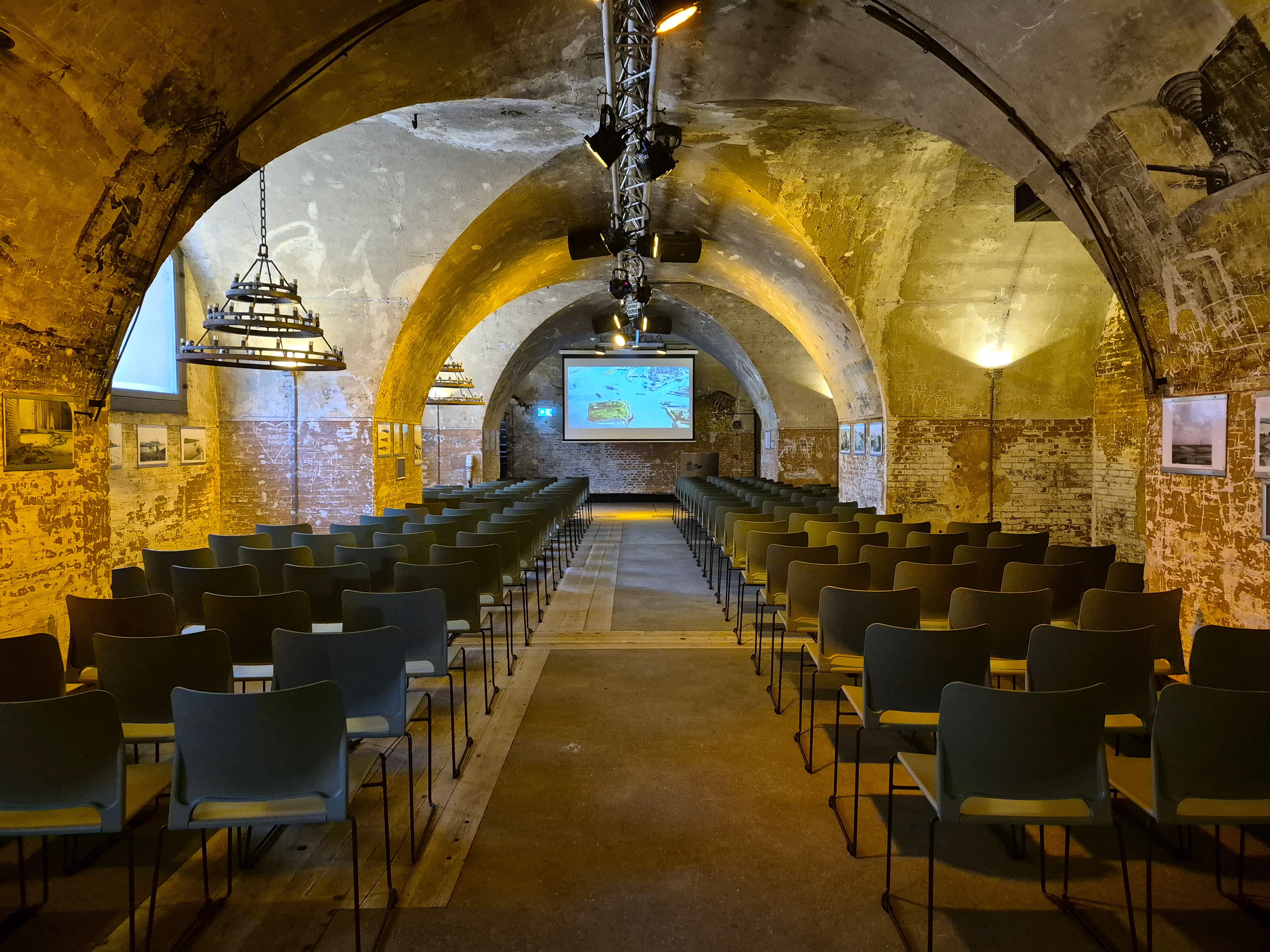 https://funkey.be/wp-content/uploads/2024/06/Koepelzaal-theater-opstelling-12.jpg
