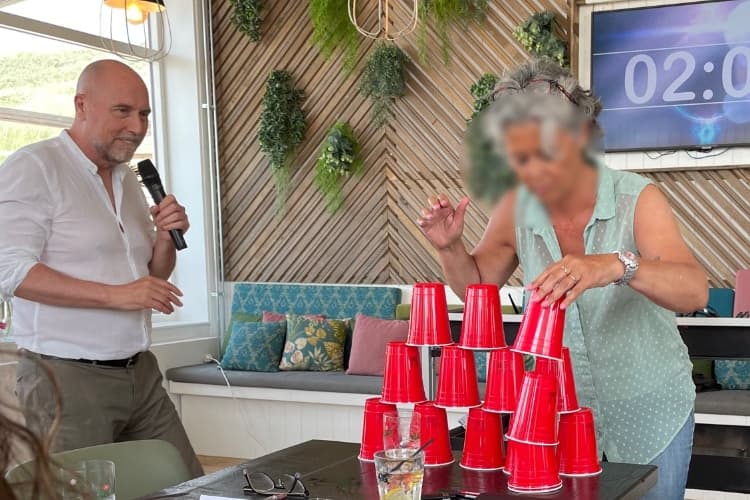 https://wp.funkey.be/wp-content/uploads/2024/01/woman-cups.jpg