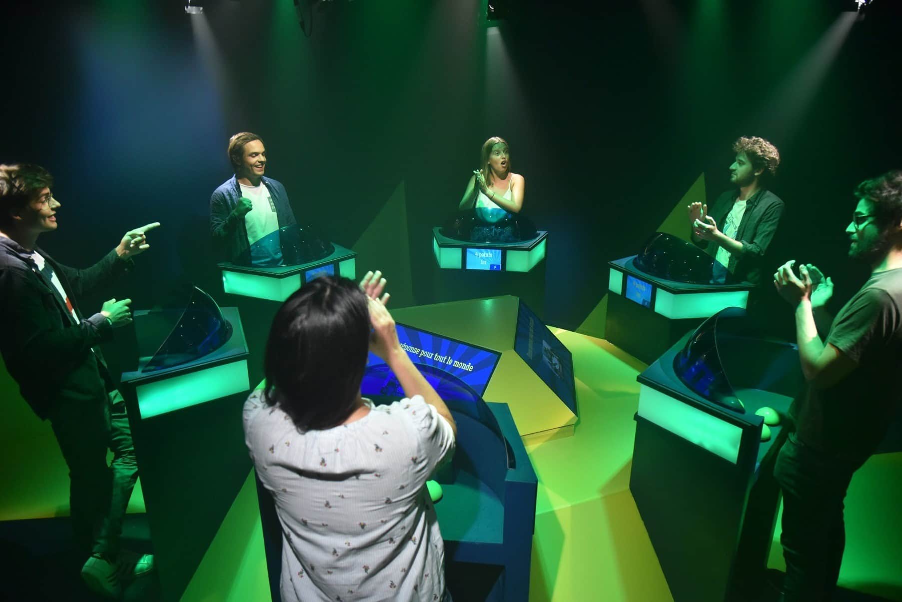 Quiz télévisé en direct avec projecteurs, buzzers et énormément d'action header image