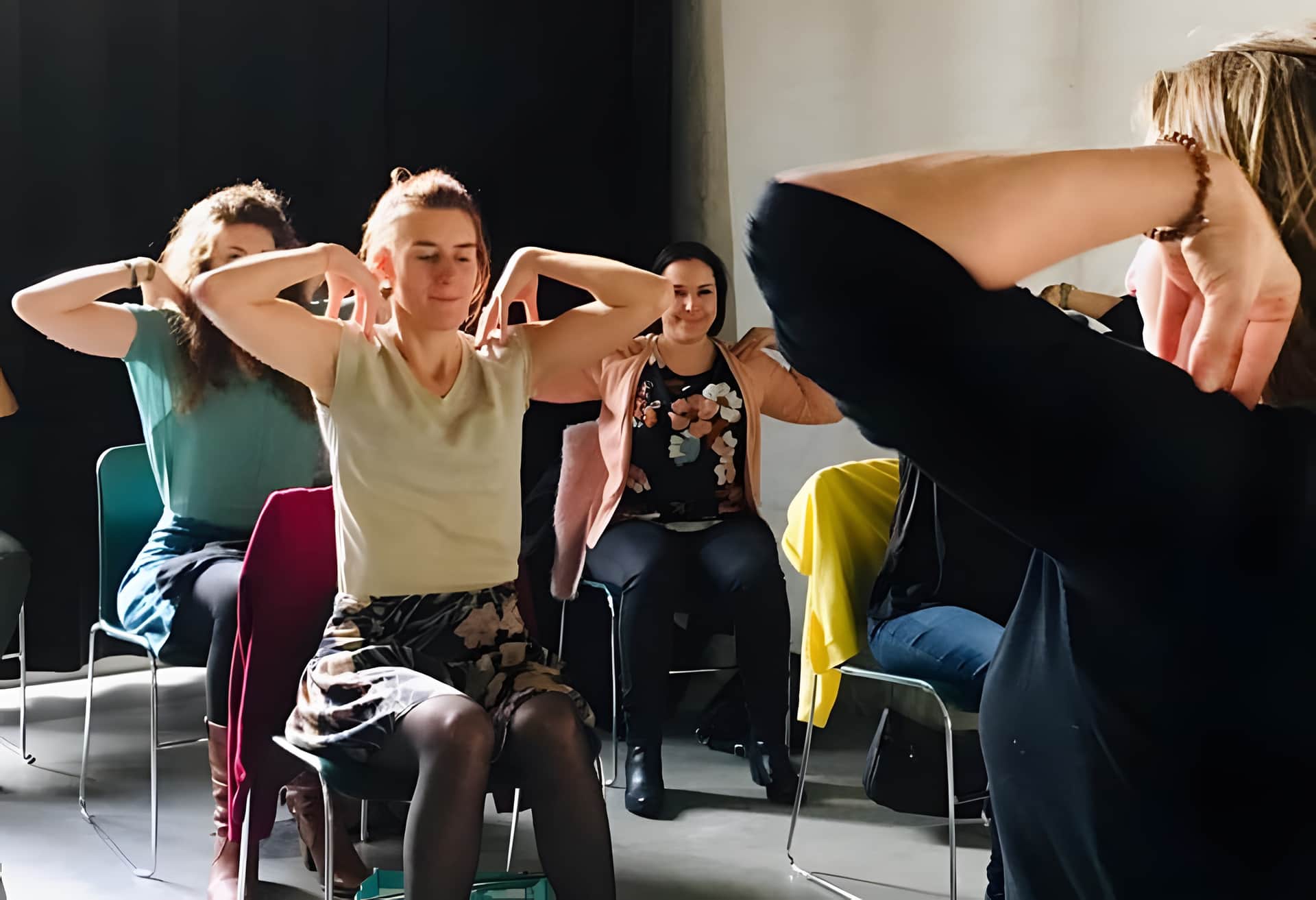 Ervaar rust, energie en verbinding met bedrijfsyoga - stoelyoga header image