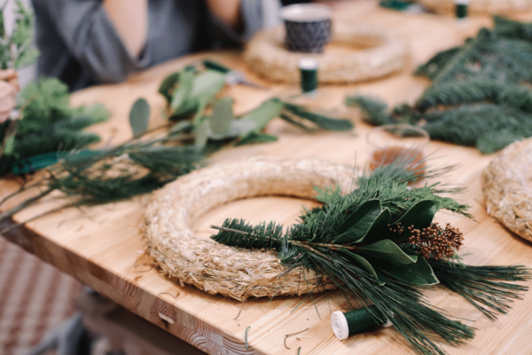 kerstkransen maken bij plantenwinkel Salie