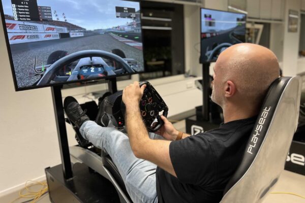 F1 Formule 1 race simulator man aan het racen