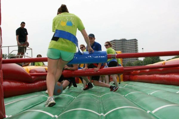 Levend tafelvoetbal vrouw aan de bal