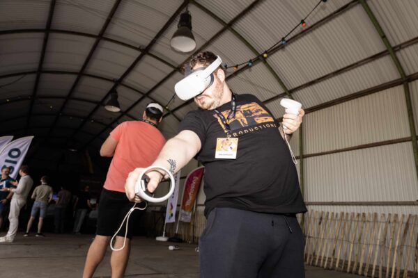 Virtual Reality VR Yourhosting man aan het spelen (1) (1)