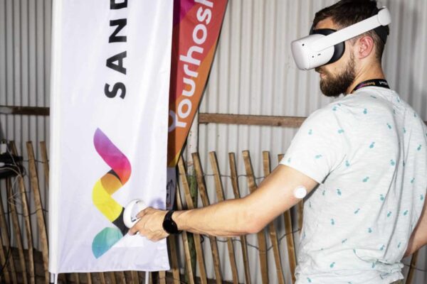 Virtual Reality VR Yourhosting man met bril op