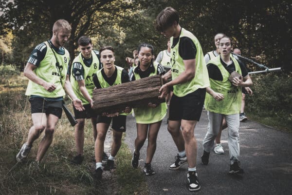 Spullen sjouwen tijdens teambuilding